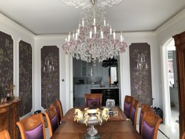Barevný Tereziánský lustr nad dřevěným stolem zasedací místnosti