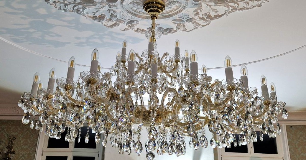 Instalace lustrů Marie Terezie v luxusním rodinném domě (velikostní ...