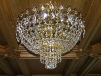 Křišťálový lustr na dřevěném stropě