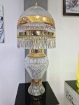 Lampa je zdobena křišťálovými kopytky s obsahem 32 % PbO