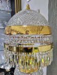 Detail dekorace lampy: 24karátové zlato a hluboký výřez
