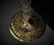 Lampa se vyznačuje vynikající stabilitou. Ve spodní části se nachází ocelový disk s mosazným a skleněným krytem.