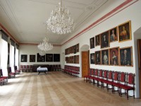 Příklad lustru MT s 25 žárovkami v interiéru zámku