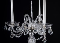 Detail stříbrného dekorativního svícnu z křišťálového skla