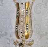 Detail květů s bohatou smaltovou výzdobou na zlatém podkladu