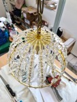 Dílenská montáž - lustr vypadá jako zlatá královská koruna