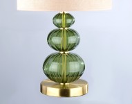 Lampa se třemi zelenými koulemi jako symbol rovnováhy v interiéru.