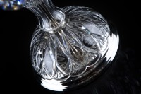 Nerezová základna je součástí vysoké stolní lampy