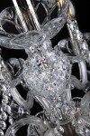 Detail světelné mísy vysoké křišťálové lampy pro recepci hotelu nebo firmy