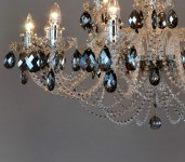 Detail křišťálových ověsků imitujících hnědé krystaly kzáhnědy