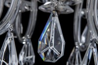 Detail geometrického výbrusu, který zdůrazňuje mandlový tvar krystalu