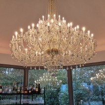 Servis lustrů u zákazníka - velký křišťálový lustr se 60 žárovkami v altánu kavárny Háječek.