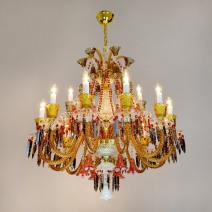 Barevné křišťálové lustry a svítidla v českém baccarat stylu - rubínové, modré, černé, jantarové a další.