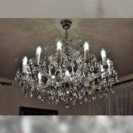 Sříbrný tereziánský lustr v interiéru bytu s nízkým stropem