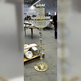 Velmi vysoká křišťálová stojací lampa ve stylu Marie Terezie. Fotografie z dílny pro zákazníka