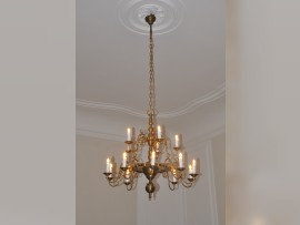 Rozsvícený velký Holandský lustr 15 žárovek