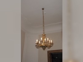 Pohled na zavěšení stropního svítidla z odlévaných dílů