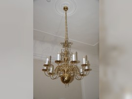Pohled na lustr z lesklého kovu z dálky