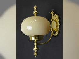 Art deco lampa na zeď ve zhasnutém stavu