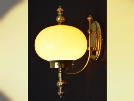 Rozsvícené artdeco světlo na zeď