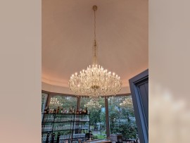 Velký křišťálový lustr se 60 žárovkami