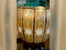 Detail mistrovské ruční malby na zlatém matovaném podkladu