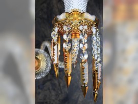Detail nástěnné lampy Baccarat s jantarovými křišťálovými přívěsky