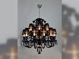 Černý lustr Baccarat s černými textilními stínidly a čirými křišťálovými hranoly