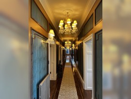 Lustry Baccarat ve skutečném interiéru luxusního domu - Hrabství UK (2)
