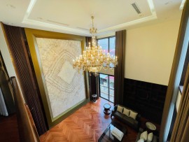Lustr G 20260425_154919 – 81 žárovek, průměr 300 × 280 cm, lesklá zlatá mosaz, AMBER