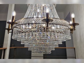 Detail lustru – broušené perly, křišťálové kamínky a skleněné kapky