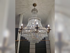 Lustr ve tvaru košíku z umělých diamantů s rameny uvnitř