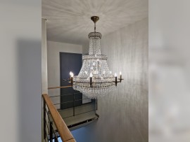 Lustr se hodí do minimalistického interiéru s dřevěným zábradlím
