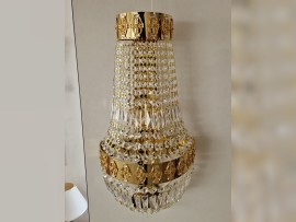 Malé nástěnné svítidlo z leštěné mosazi zdobené malými litými mosaznými ozdobami