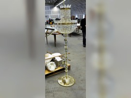 Luxusní stojací lampa Maria Theresa s velkým košem s kamínky a palmovými listy. Masivní broušené křišťálové sklo.
