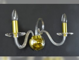 Designové 2ramenné skleněné nástěnné svítidlo s profilovanými skleněnými rameny a matně zlatými kovovými díly.