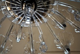 Třpyt broušeného skla Baccarat lustrů a lamp