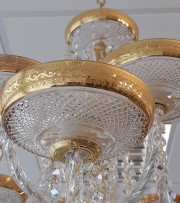 Detail zlacené světelné misky lustru
