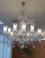 Velký 10-ti ramenový křišťálový lustr s křišťálovými zvonky a broušenými vázami