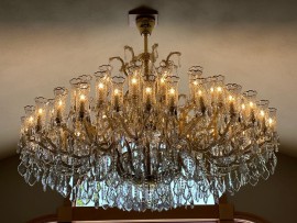 Křišťálový lustr Marie Terezie průměr 220 cm/89,8" zdobený broušenými skleněnými vázami.