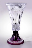 Fialová lampa na stůl z broušeného skla