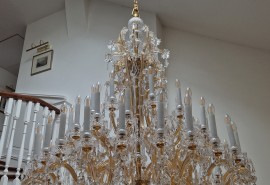 Dlouhé skleněné lustrové svíčky typické pro období Ludvíka XVI