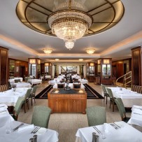 Celkový pohled do interiéru luxusní restaurace ALCRON Praha