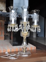 Stolní lampa se stejným stylem broušeného skla