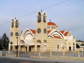Pohled na exteriér kostela v Tseri za bílého dne