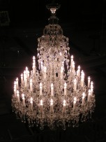 Stříbrný lustr Marie Terezie se 48 plameny rozsvícený