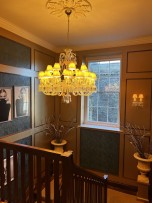 Lustry Baccarat ve skutečném interiéru luxusního domu - Hrabství UK (1)