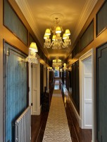 Lustry Baccarat ve skutečném interiéru luxusního domu - Hrabství UK (2)