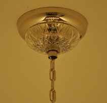 Detail stropního baldachýnu svítidla se skleněným krytem