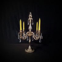 Mohutný zlatý svícen pro čtyři svíčky